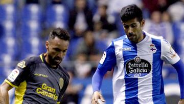 El defensa del Deportivo Juan Francisco Moreno Fuertes &quot;Juanfran&quot; (d), pelea un bal&oacute;n con el jugador de la UD Las Palmas Jer&oacute;nimo Figueroa Cabrera &quot;momo&quot; (i), durante el partido de ida de los dieciseisavos de final de la Copa del Rey que se disputa esta noche en el estadio de Riazor, en A Coru&ntilde;a.