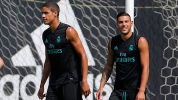 Varane junto a theo, en el entrenamiento.