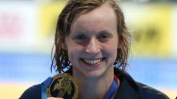 Katie Ledecky posa con la medalla de oro de los 400 metros estilo libre.