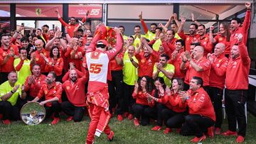 Winner Ferrari's Spanish driver Carlos Sainz Jr (C) celebrates with his team after the Australian Formula One Grand Prix at Albert Park Circuit in Melbourne on March 24, 2024. (Photo by WILLIAM WEST / AFP) / -- IMAGE RESTRICTED TO EDITORIAL USE - STRICTLY NO COMMERCIAL USE --