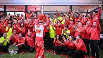 Winner Ferrari's Spanish driver Carlos Sainz Jr (C) celebrates with his team after the Australian Formula One Grand Prix at Albert Park Circuit in Melbourne on March 24, 2024. (Photo by WILLIAM WEST / AFP) / -- IMAGE RESTRICTED TO EDITORIAL USE - STRICTLY NO COMMERCIAL USE --