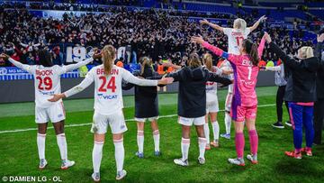 El Olympique Lyon celebra la victoria ante el PSG con su p&uacute;blico.