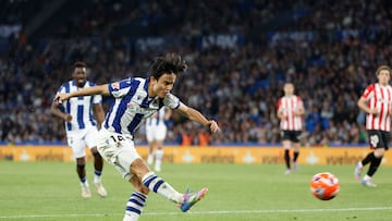 SAN SEBASTIÁN, 04/05/2025.- El centrocampista japonés de la Real Sociedad Take Kubo dispara a portería, durante el partido de LaLiga EA Sports de fútbol que Real Sociedad y Athletic Club disputan este domingo en el Reale Arena, en San Sebastián. EFE/Juan Herrero