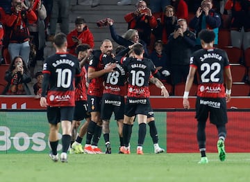 1-1. Vedat Muriqi celebra el primer gol que marca en el minuto 42 de partido.