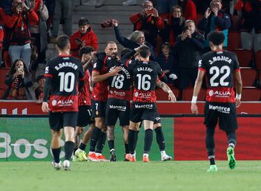 1-1. Vedat Muriqi celebra el primer gol que marca en el minuto 42 de partido.