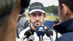 Alonso se explica ante los medios de comunicaci&oacute;n. 