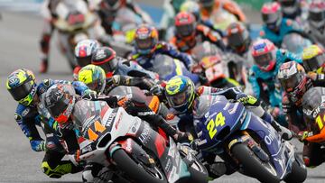 Moto2 en acción con Canet al frente.