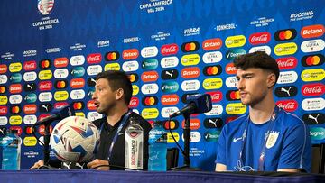 Diego Reyes, asistente de Uruguay, y Franco Israel, portero de la Selección, en conferencia de prensa en Kansas City.