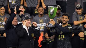 AME1460. LOS ÁNGELES (ESTADOS UNIDOS), 02/12/2023.- Carlos Vela #10 de Los Angeles Football Club levanta el trofeo después de ganar la final de la Conferencia Oeste de los Playoffs de la Copa MLS Audi 2023 contra el Houston Dynamo, hoy en el BMO Stadium de Los Ángeles, California (EE. UU). Los Angeles Football Club derrotó al Houston Dynamo 2-0 para ganar la final de la Conferencia Oeste. EFE/ Armando Arorizo
