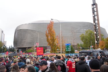 Aficionados fuera del estadio antes del partido.
