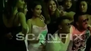 Cristiano Ronaldo y Kim Kardashian coincidieron en el concierto de Jennifer Lopez en Las Vegas y posaron juntos en varias fotograf&iacute;as.