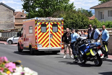 Chris Froome ha sufrido una grave caída hoy antes de la contrarreloj del Criterium del Dauphiné. Estaba reconociendo el recorrido cuando chocó contra un muro a gran velocidad. Ha sido trasladado de urgencia en helicóptero a Lyon y podría sufrir diversas fracturas.