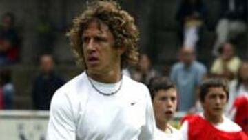 <b>Capitanía</b>. Carles Puyol y Ronaldinho son los máximos candidatos a portar el brazalete del Barcelona.