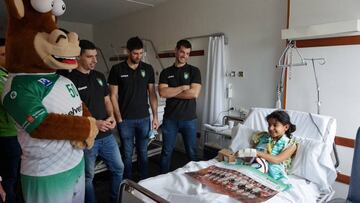 El Anaitasuna visita a los ni?os hospitalizados en Pamplona