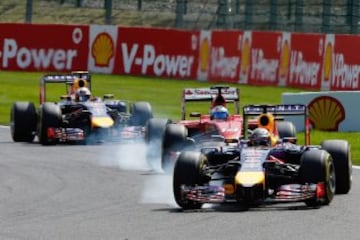 Sebastian Vettel de Red Bull, seguido de Fernando Alonso de Scuderia Ferrari y  Daniel Ricciardo de Red Bull Racing  en acción durante el  GP de Bélgica de Fórmula Uno