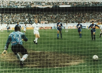 Para terminar, uno de los episodios de racismo más violentos que se recuerdan de nuestro fútbol. Wilfred Agbonavbare, mítico portero del Rayo en los 90, sufrió los bochornosos cánticos racistas de la grada del Santiago Bernabéu durante un enfrentamiento entre el equipo franjirrojo y el Real Madrid en el que el portero nigeriano firmó una excelente actuación. “Negro, cabrón, recoge el algodón” o “Ku Kux Klan”, fueron algunos de los cánticos que se escucharon aquel día, del que se guardan imágenes vergonzosas en las que se repiten también insultos racistas al final del partido en los aledaños del estadio blanco.