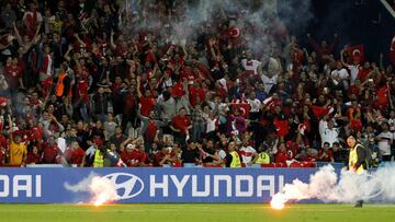 La UEFA está a la caza y captura de las bengalas de los ultras