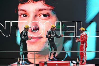 Kimi Antonelli, George Russell y Lewis Hamilton en el podio del Gran Premio de China de F1.