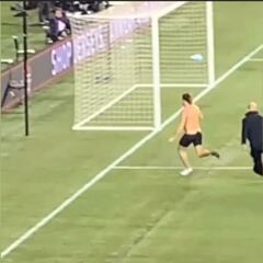 El espontáneo aprendió a la fuerza porque es una mala idea entrar al terreno de juego