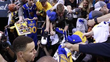 Stephen Curry firma a un grupo de aficionados antes de la caída.