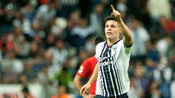 Ponchito González festeja un gol con los Rayados de Monterrey.