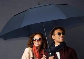 Al mal tiempo, este paraguas grande superventas: es antiviento y automático