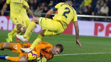 Rub&eacute;n Blanco bloca el bal&oacute;n junto a Mario Gaspar, del Villarreal, durante el partido de la decimoquinta jornada de Liga en Primera Divisi&oacute;n que Villarreal y Celta de Vigo jugaron en el Estadio de la Cer&aacute;mica.