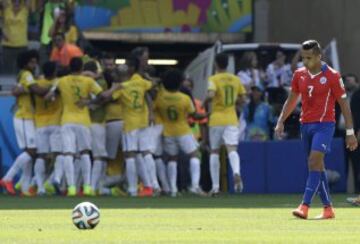 El delantero chileno Alexis Sánchez tras el primer gol marcado por Brasil.