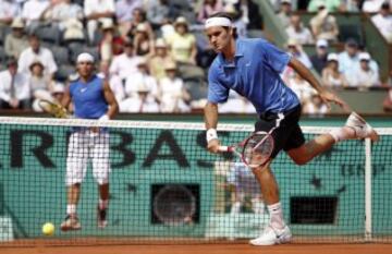 La primera vez que Nadal y Federer se enfrentaron en la final de un Grand Slam fue en Roland Garros, el 11 de junio de 2006, Nadal derrotó a Federer por 1-6, 6-1, 6-4 y 7-6 (4)