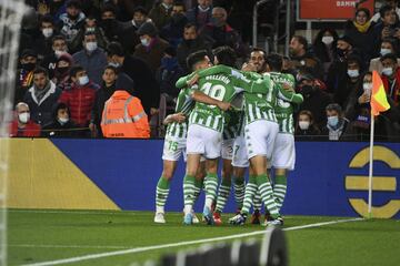 Los jugadores del Betis celebran el gol del delantero malagueño.