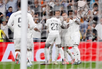 Lucas celebra con sus compañeros el primer tanto en la primera jugada del partido.