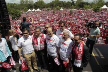 El presidente Pepe Castro se acercó hasta las instalaciones de la Pradera de San Isidro donde se concentró la afición del Sevilla.