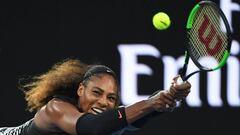 Serena Williams devuelve una bola durante la final del Open de Australia 2017 ante su hermana Venus Williams.