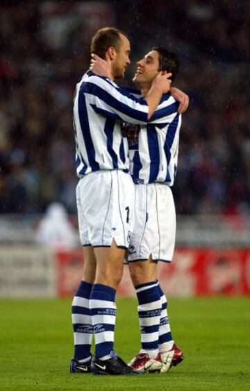 Khokhlov y Nihat ambos jugadores de la Real Sociedad celebran un gol frente al Málaga en 2003
