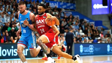 El base croata del Río Breogán Lugo Dominik Mavra lucha con Cameron Hunt, del Baxi Manresa.