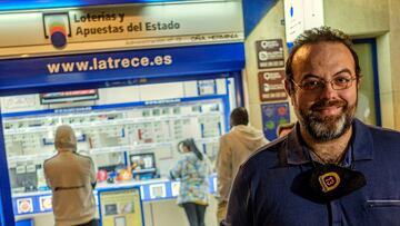 Almer¨ªa 18-12-2020: El Lotero almeriense Jes¨²s Ib¨¢?ez con el numero de loter¨ªa del que ha escondido decimos por la ciudad.
Francisco Bonilla.