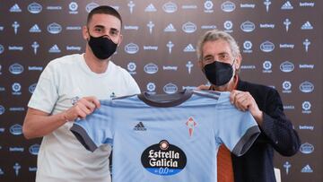 Thiago Galhardo y Carlos Mouriño posan con la camiseta del Celta.