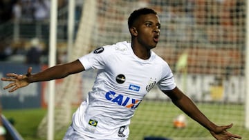 Rodrygo celebra un gol con el Santos durante la Libertadores.