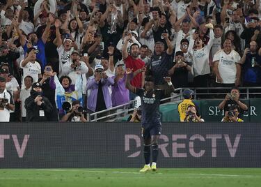 Vinicius siempre es el foco de todos los móviles de los aficionados presentes en el campo.