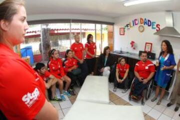 Los niños del Colegio "Con todo el Corazón" recibieron a la ministra y diversos deportistas.