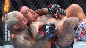 Charles Oliveira domina en el suelo a Max Holloway.
