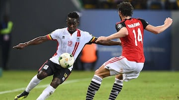 Denis Iguma y Ramadan Sobhi durante el Egipto-Uganda de la Copa África 2017.