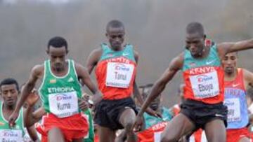 <b>MAREA NEGRA. </b>El keniano Ebuya, a la derecha, camino del oro.