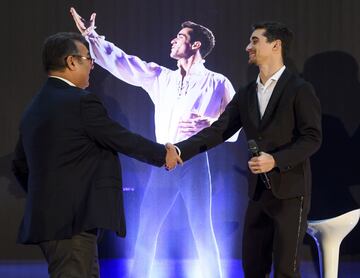 Saludo entre Frank González, presidente de la Real Federación Española de Deportes de Hielo (RFEDH), y Javi Fernández. 