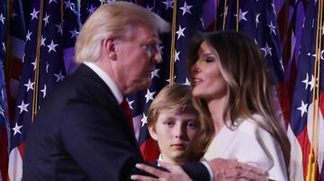 El día 20 de marzo, Barron William Trump cumplirá 16 años. Es el hijo menor de Donald y Melania Trump y desde esta imagen ha cambiado mucho, pues ahora mide 2 metros de altura. Es un apasionado del fútbol y se le ha podido ver con una camiseta del Arsenal.