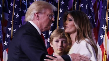 El día 20 de marzo, Barron William Trump cumplirá 16 años. Es el hijo menor de Donald y Melania Trump y desde esta imagen ha cambiado mucho, pues ahora mide 2 metros de altura. Es un apasionado del fútbol y se le ha podido ver con una camiseta del Arsenal.