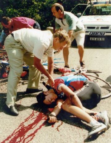 El italiano Fabio Casartelli, campeón olímpico de ruta en Barcelona 92, falleció en una caída durante el descenso del puerto de Portet-d'Aspet en la decimoquinta etapa del Tour de Francia. 