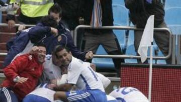 <b>LA PIÑA DE LA VICTORIA. </b>Da Silva, Aranda, Luis García, Edu Oriol... Todos en el abrazo a Abraham.