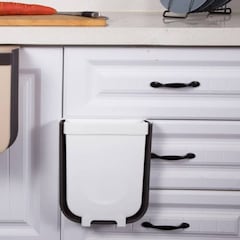 Plegable, colgante y en dos colores: tenemos el cubo de basura ideal para la cocina o el coche