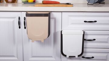 Plegable, colgante y en dos colores: tenemos el cubo de basura ideal para la cocina o el coche